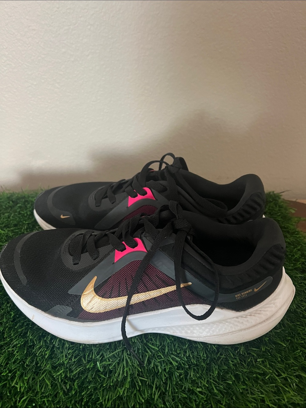 Nike Quest 5 black, gold, pink running shoes size 9.5 GUC DD 9291-009. - Picture 2 of 7